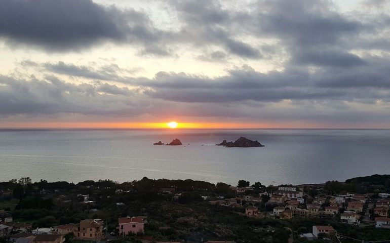 Le foto dei lettori. L’alba ripresa da Santa Maria Navarrese di Laura Carta