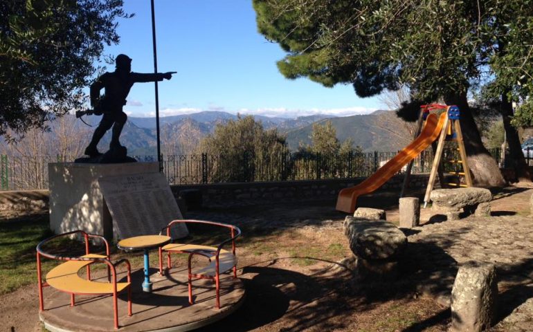 Vandali distruggono una lapide commemorativa. Dei giovani si impegnano a sistemarla a proprie spese. Succede a Baunei