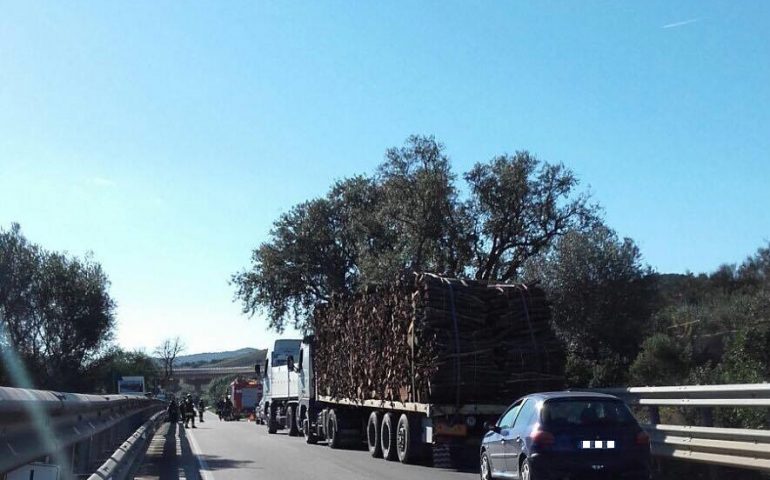 Scontro tra auto e trattore sulla 125. Traffico rallentato tra Tortolì e Bari Sardo