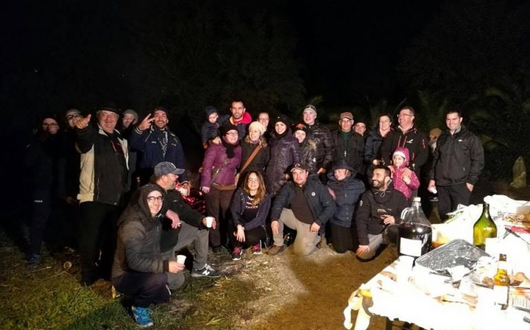 Le foto dei lettori. Riunione tra vicini in piazza Giovanni XXIII a Porto Frailis