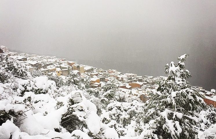 Le foto dei lettori. I tetti di Baunei innevati in uno scatto di Gianluca Tegas