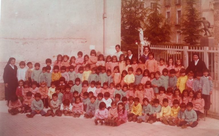 Come eravamo. Anno scolastico 1976-77: tanti piccoli scolari di Baunei in posa