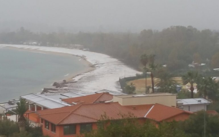 La foto del giorno a Tortolì: la spiaggia di San Gemiliano ricoperta da un sottile manto bianco