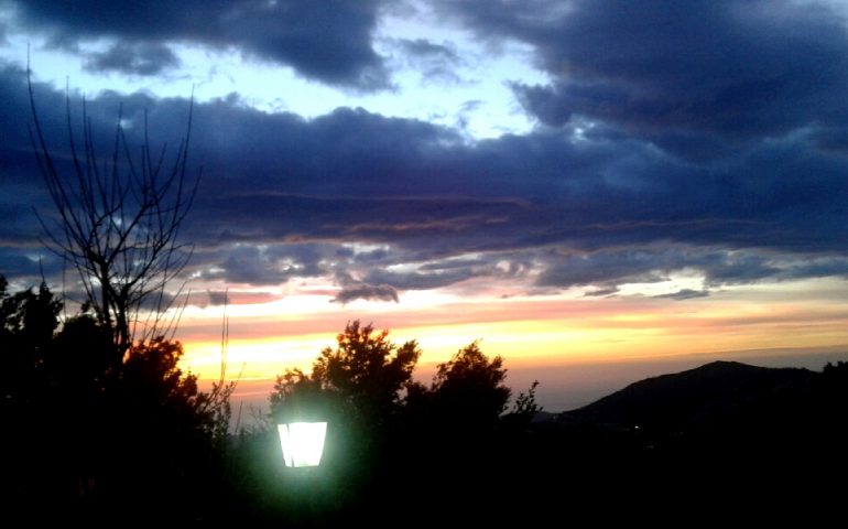 Le foto dei lettori. “Il buongiorno si vede dal mattino”: l’alba vista da Lanusei in uno scatto di Carmine Cramu