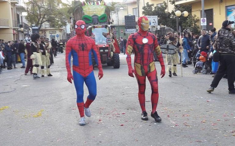 Le foto dei lettori. Supereroi per le vie del centro tortoliese