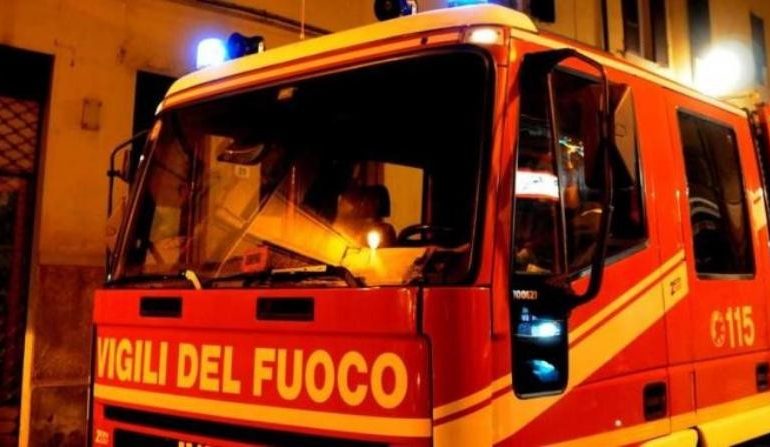 Loceri, furgone in fiamme nella notte. Non si esclude il dolo