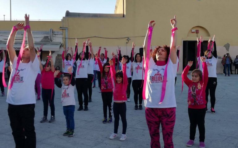 One Billion Rising 2017: un flashmob per dire no alla violenza sulle donne (VIDEO all’interno)