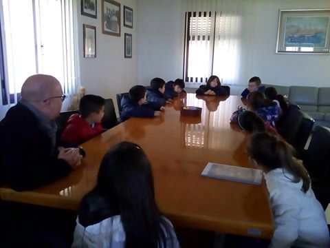 Gli scolari di Baunei incontrano il sindaco. Corrias: “Hanno portato in Comune una carica di futuro”