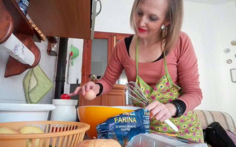 Le ricette dei lettori. Torta di mele con noci e semi tostati di Emanuela Caria