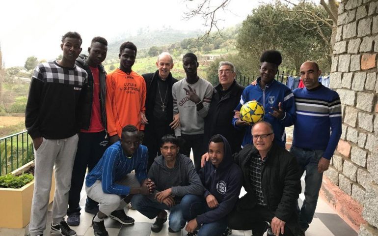 La fotonotizia. Il vescovo Mura ad Ulassai incontra i minori del centro di accoglienza migranti