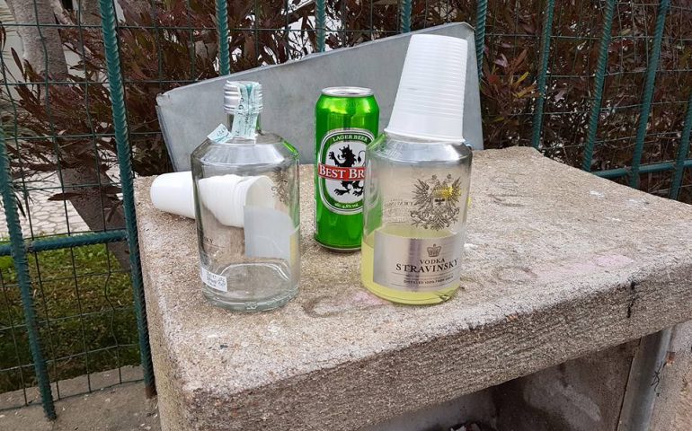 Tortolì, cartoline di inciviltà da Piazza Rinascita. Le lamentale dei cittadini sui social