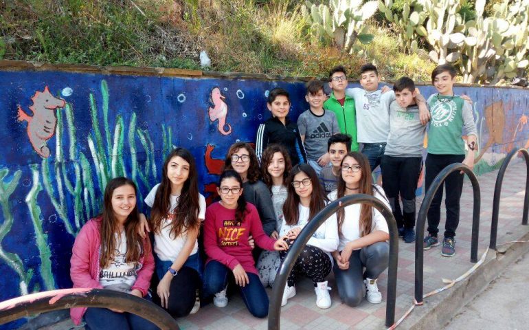 Lotzorai, il murales degli studenti pronto ad accogliere il Giro d’Italia