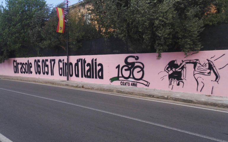 La fotonotizia. A Girasole un bellissimo murales che omaggia la corsa in rosa