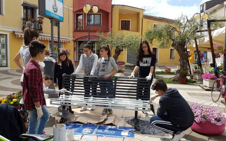 Tortolì si fa bella. Artisti e volontari anche oggi al lavoro per decorare le panchine della città