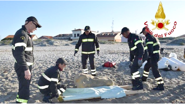 Tharros, una mareggiata restituisce il primo monumento funerario di epoca romana