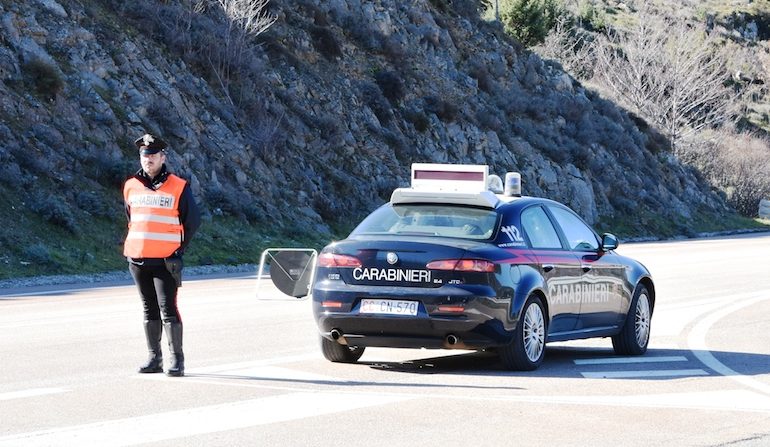 Aggredito da un cane e dai suoi padroni mentre distribuisce volantini. Giovane in ospedale