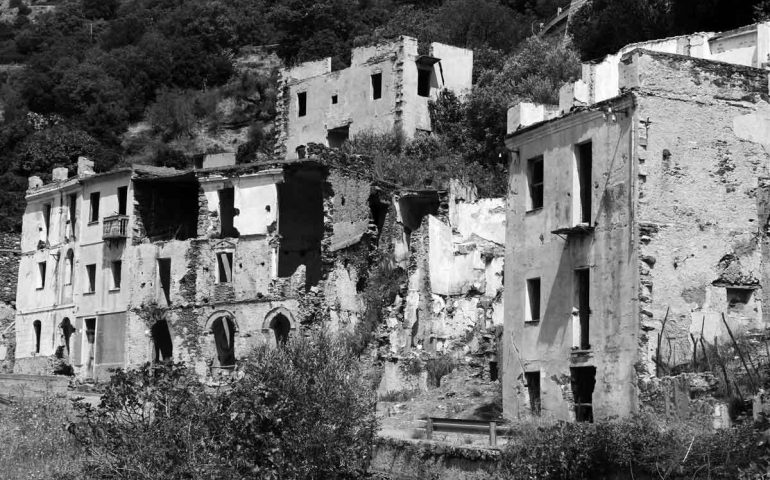 Le foto dei lettori. Tutto il fascino di Gairo Vecchio in uno scatto in bianco e nero