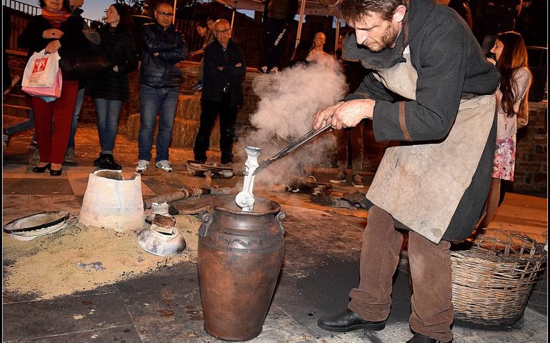 Arte, creatività e amore per l’archeologia. L’artigiano Andrea Loddo continua a stregare l’Isola