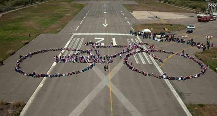 La fotonotizia. In 700 riuniti per la bici umana da record