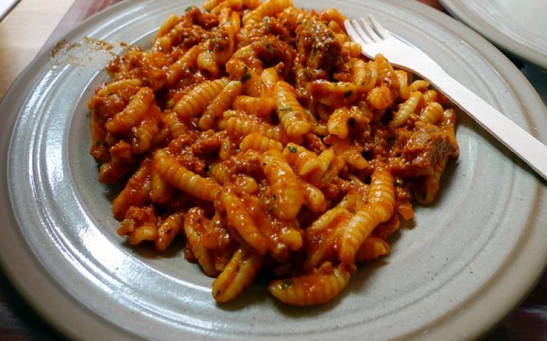 I malloreddus, i piccoli gnocchetti sardi protagonisti di sagre e matrimoni. Un piatto che significa festa