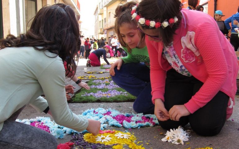 Un evento dedicato ai piccoli infioratori che hanno visto distrutti dai vandali i lavori realizzati per Tortolì in Fiore