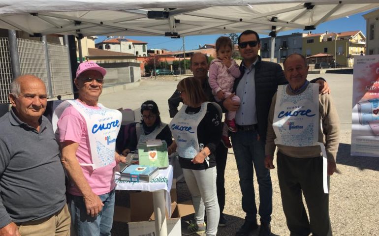 La fotonotizia. Gli amici dell’Anteas in piazza a Tortolì per sostenere la ricerca