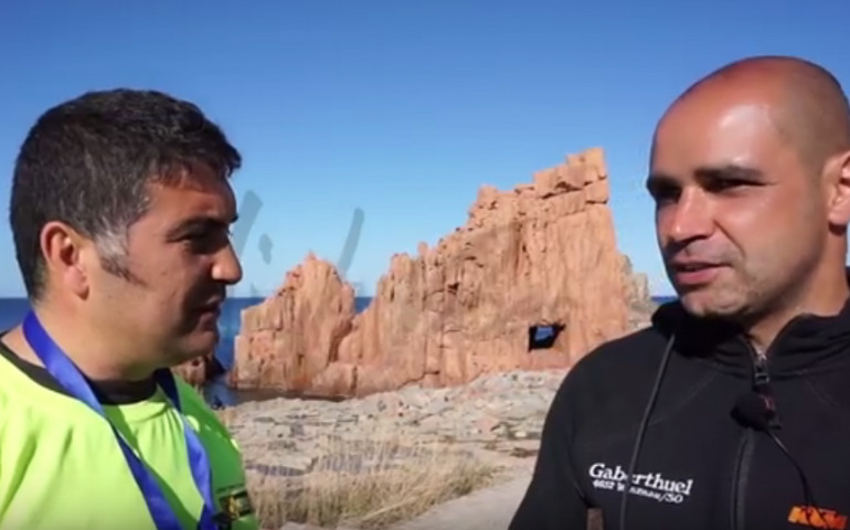 Gara di enduro ad Arbatax. Il video con le interviste ai piloti e gli highlights del tracciato