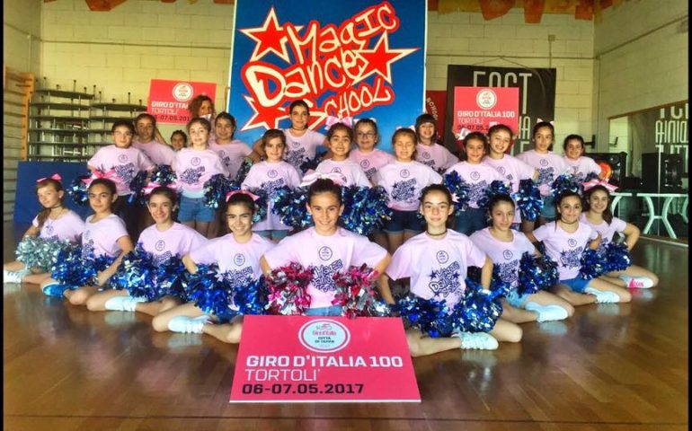 Le foto dei lettori. Le cheerleaders della Magic Dance School pronte per accogliere il Giro