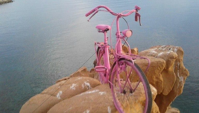 Le foto dei lettori. La bici rosa che domina Arbatax è sugli Scogli Rossi