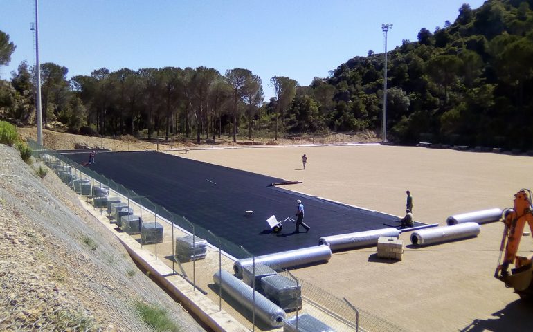 La fotonotizia. Ulassai, iniziata la posa del manto del campo sportivo