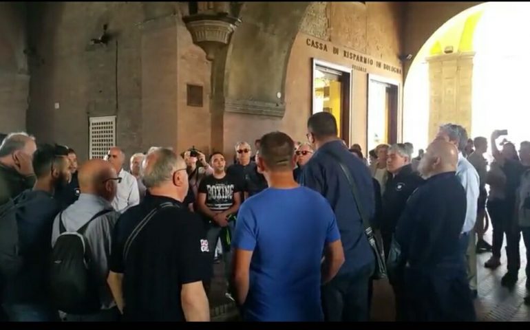 Coro sardo si esibisce sotto i portici di Bologna e incanta i passanti sulle note di Nanneddu Meu (VIDEO)
