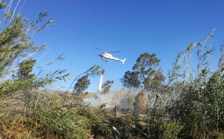 Tortolì, il Corpo forestale e i vigili del fuoco domano un incendio a Zinnias