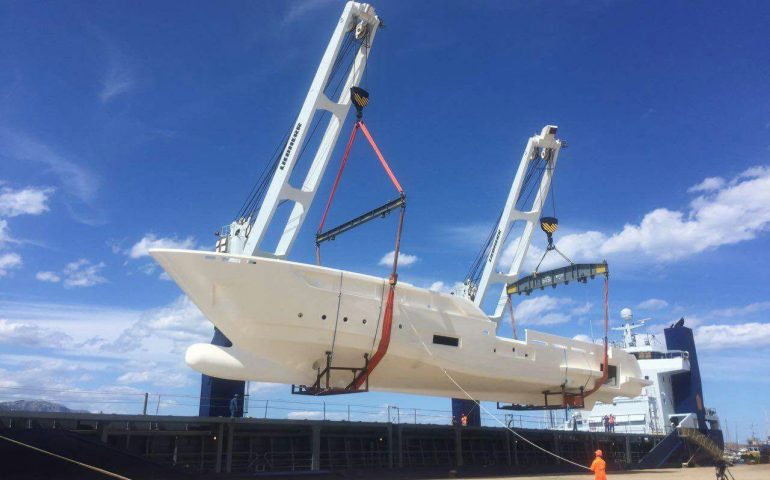 Orgoglio nel settore nautico ad Arbatax, un nuovo scafo prende il largo