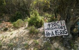 Cartellone anti servitù militari sequestrato dalla Polizia al Giro d’Italia, la denuncia di “A Foras”