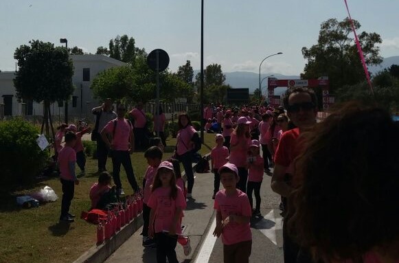 I bambini delle elementari salutano il Giro in Viale Arbatax