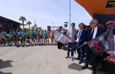 L'Astana in prima fila per ricordare Scarponi con Fabio Aru, il Ministro per lo Sport Luca Lotti ed il Presidente della Regione Sardegna Francesco Pigliaru a dare il via