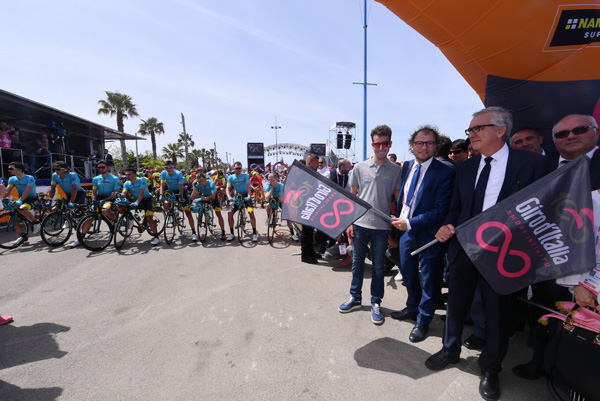 L'Astana in prima fila per ricordare Scarponi con Fabio Aru, il Ministro per lo Sport Luca Lotti ed il Presidente della Regione Sardegna Francesco Pigliaru a dare il via