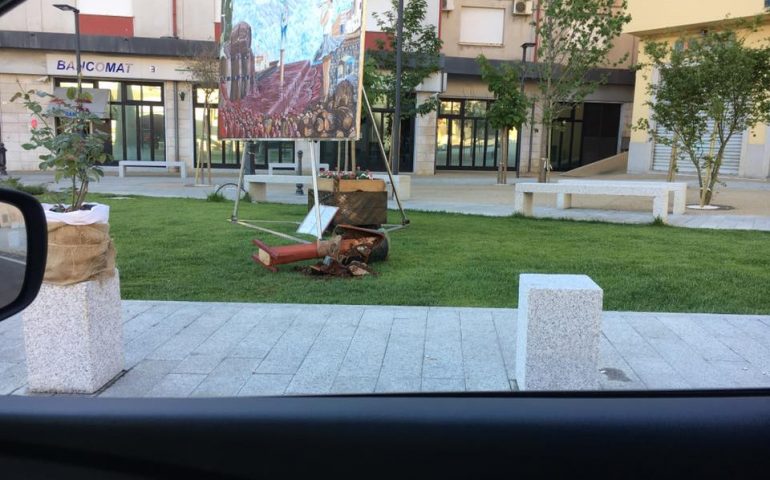 I vandali prendono di mira l’opera appena installata in piazza Mameli a Lanusei