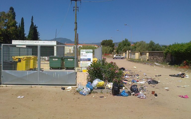 Tortolì. Rifiuti abbandonati fuori dall’isola ecologica, la Sughereta diventa una discarica a cielo aperto