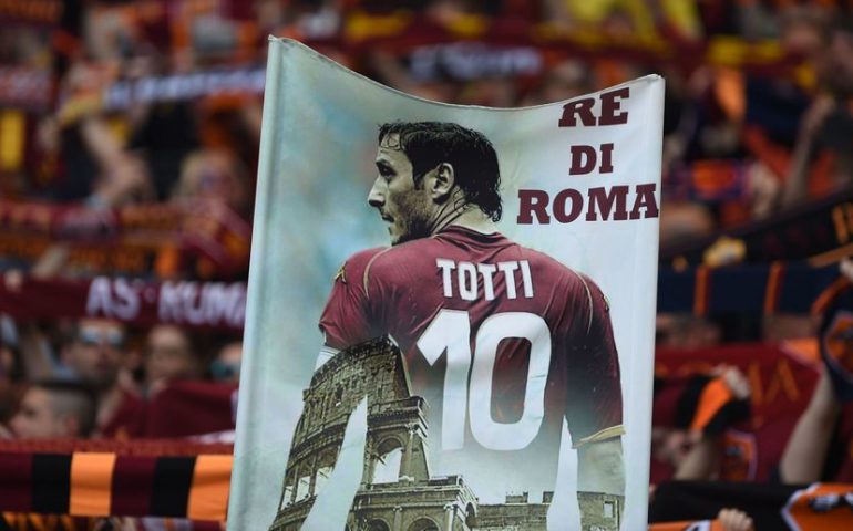 Totti, è l’ultima partita con la Roma: l’addio commosso dei tifosi giallorossi