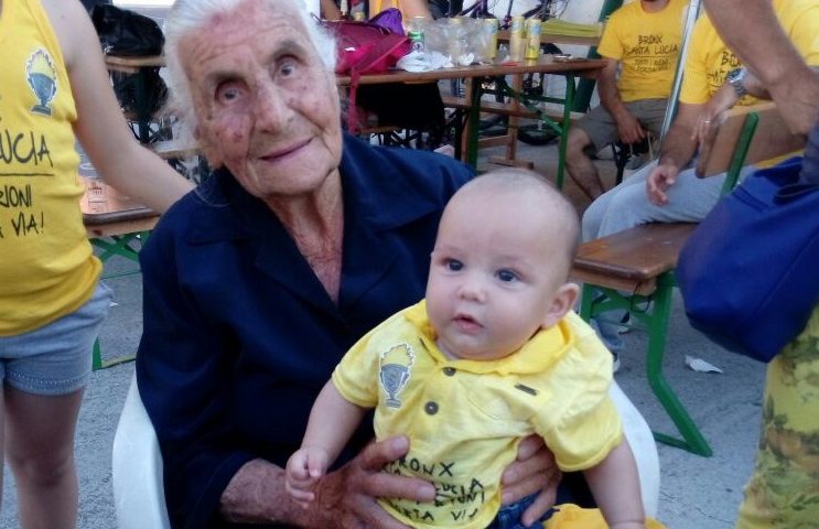 Cartoline dalle Tortolimpiadi. Generazioni a confronto nel Bronx Santa Lucia