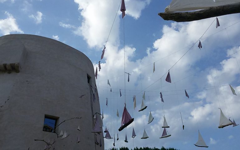 Le foto dei lettori. Una flotta di barchette nel cielo di Arbatax in uno scatto di Maddalena Floris