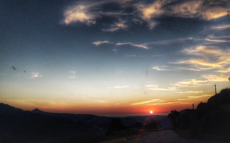 Le foto dei lettori. L’alba vista da Ulassai in uno scatto di Sara Chillotti