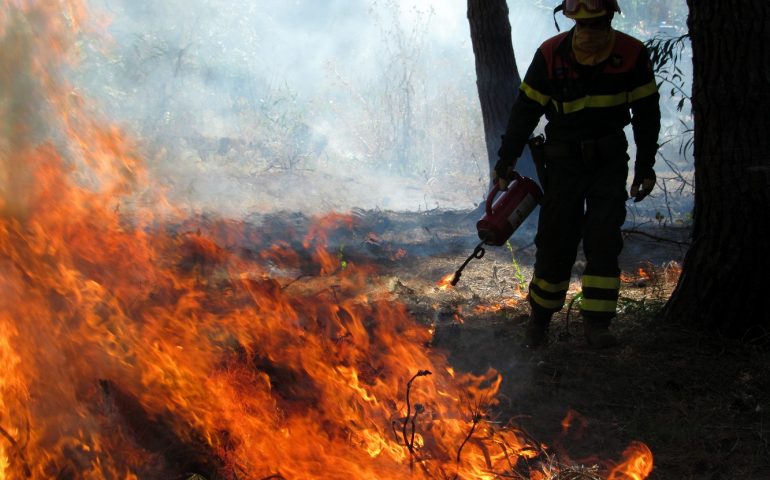 Tortolì, esercitazione del corpo forestale e vigilanza ambientale: il fuoco per combattere il fuoco (PHOTOGALLERY)