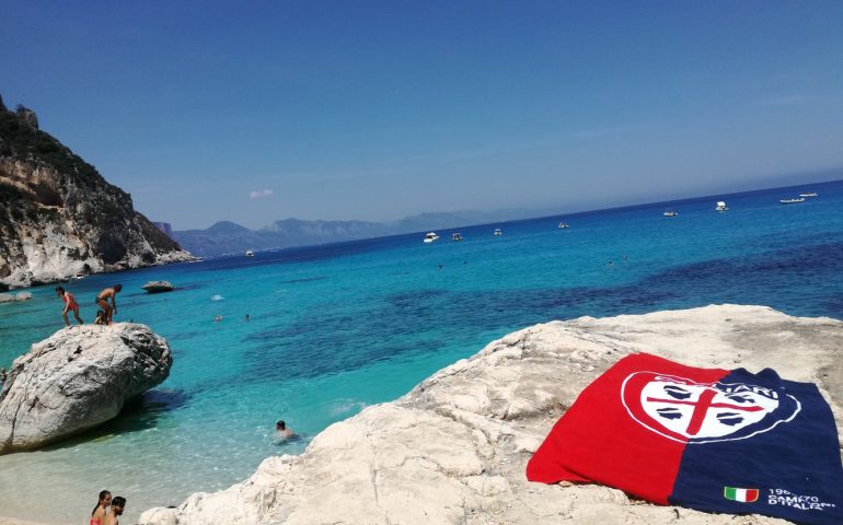 Le foto dei lettori. Cala Goloritzè tifa Cagliari