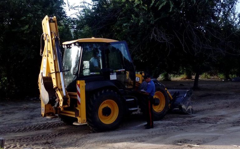 Blitz delle ruspe ad Orrì, tolte le recinzioni dallo sterrato nella seconda spiaggia