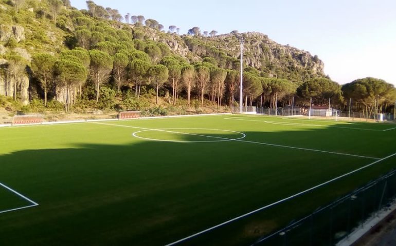 La fotonotizia. Ulassai, posato il manto erboso nel campo da calcio