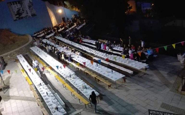 La foto. Una serata tra amici a Desulo: ecco perché sempre più turisti stranieri preferiscono i borghi