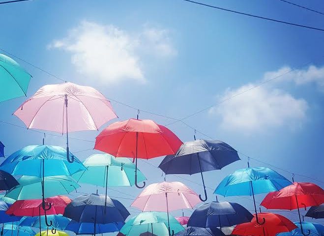 Le foto dei lettori. Gli ombrellini colorano Arbatax per “Borgo Marinaro”