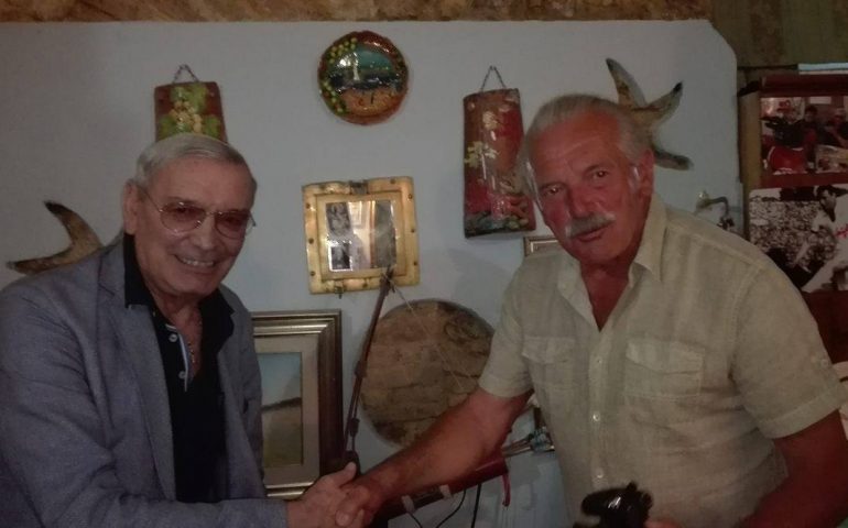 “Ho conosciuto Gigi Riva, il mio mito”. Il sogno realizzato di Felice Tona, 65enne pensionato arrivato dalla provincia di Belluno
